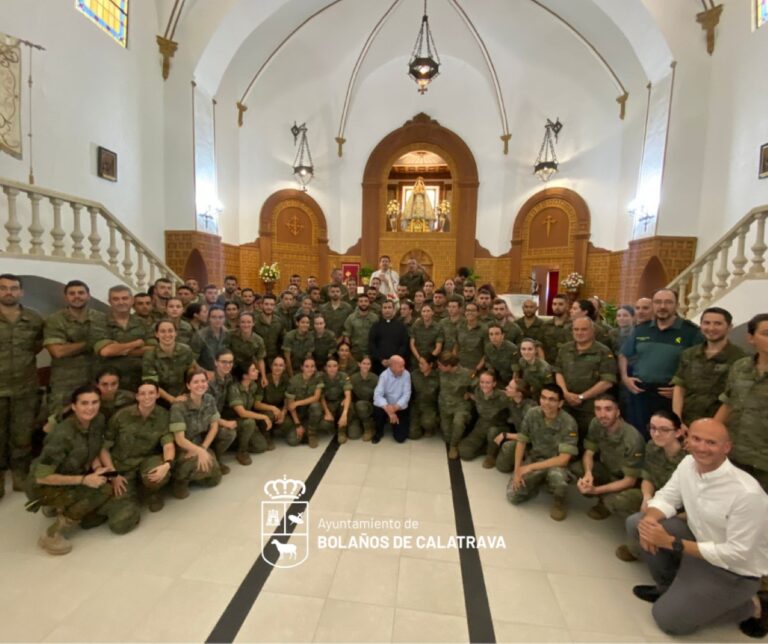 La Academia Central de la Defensa visita el Ayuntamiento de Bolaños y rinde homenaje a su patrona