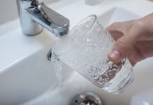 Beber agua del grifo cuesta a las familias 5 euros al año frente a los 500 euros si beben agua mineral