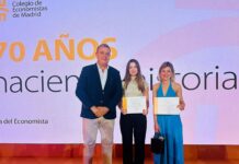 La egresada en Administración y Dirección de Empresas por la UCLM Aroa Muñoz, premiada por el Colegio de Economistas de Madrid