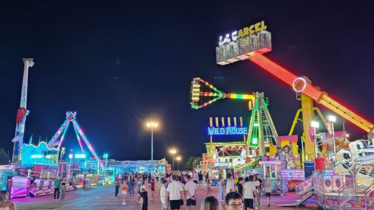 El espectacular recinto de atracciones protagoniza el inicio de la Feria de Manzanares