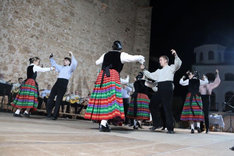 El folklore vuelve a llenar la plaza de la Constitución de Manzanares