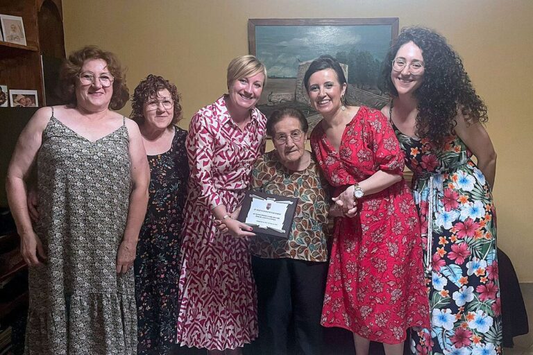 Argamasilla de Alba lleva el homenaje a los mayores hasta sus casas