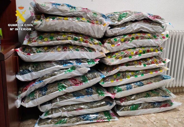 Intervenidos 49 kilos de marihuana en dos macutos y una maleta dentro de un coche en la A-43 en Valdepeñas