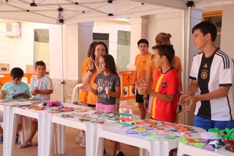 Talayot celebra su tradicional mercadillo solidario en la plaza de Manzanares