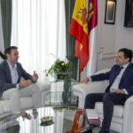 Valverde felicita al entrenador ciudadrealeño Javier Fernández “Jabato” tras lograr el Campeonato de Europa con la Selección Española Junior de Balonmano