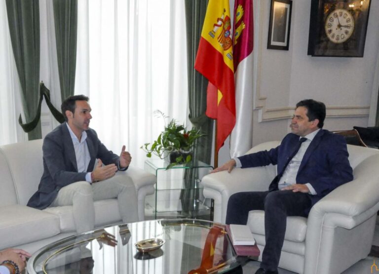 Valverde felicita al entrenador ciudadrealeño Javier Fernández “Jabato” tras lograr el Campeonato de Europa con la Selección Española Junior de Balonmano