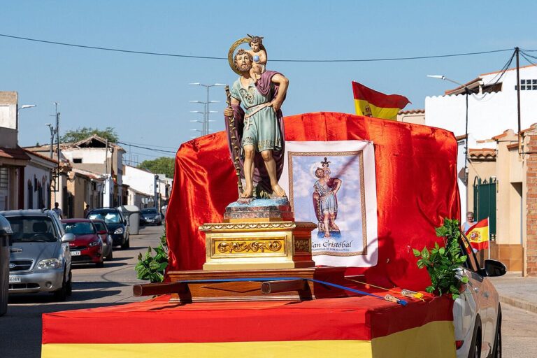 Decenas de camiones procesionan por Argamasilla de Alba en honor a San Cristóbal