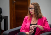 Simón comparecerá en las Cortes tras la petición de Vox pero tacha de «falta de respeto» referirse a ella en masculino