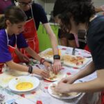Un taller “para perderle el miedo a la cocina” con jóvenes de Manzanares