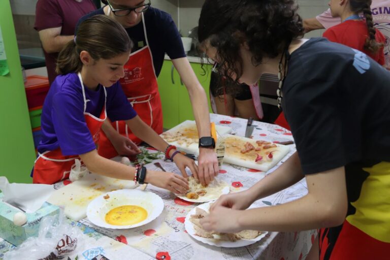 Un taller “para perderle el miedo a la cocina” con jóvenes de Manzanares