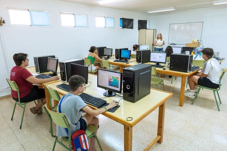 Canva e informática: las apuestas de la Universidad Popular de Argamasilla de Alba para un verano productivo
