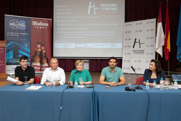 La APEHT presenta sus servicios a empresarios hosteleros en Argamasilla de Alba