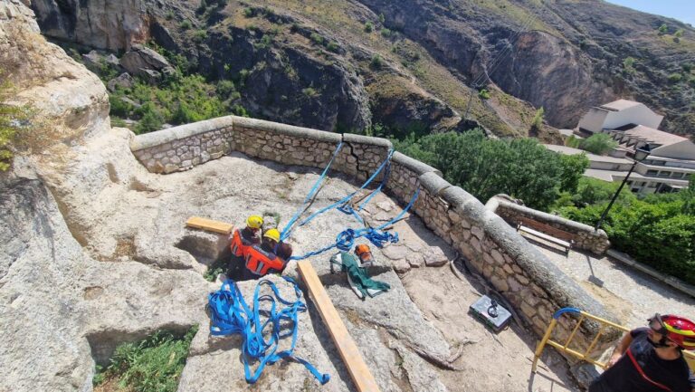 Cortada la subida a las Casas Colgadas por desprendimientos en uno de los miradores de la hoz del Huécar