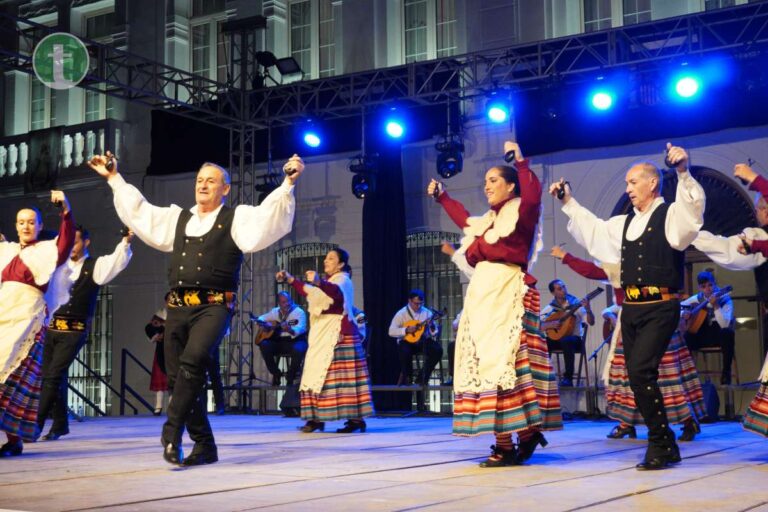 El folklore de Albacete y de Murcia llena este sábado la plaza de España de Tomelloso