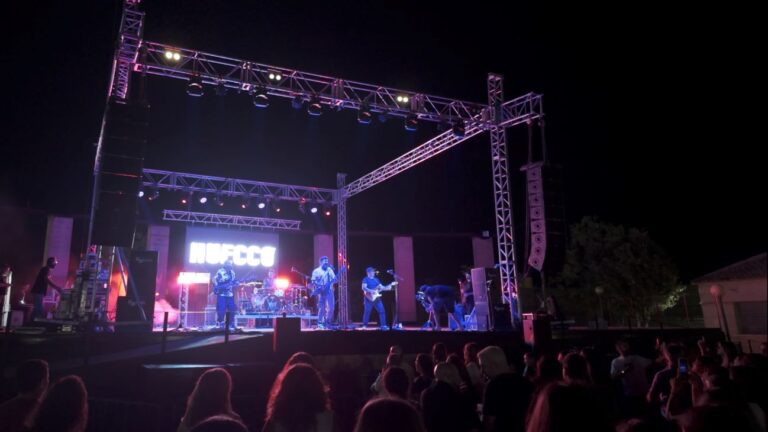 Rock, rumba y ritmos latinos se mezclan en el concierto de Huecco en Campo de Criptana