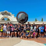 53 jóvenes de Argamasilla de Alba disfrutan de una jornada llena de emociones en el Parque Warner