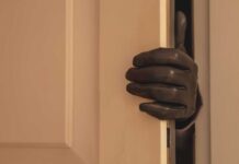 Los ladrones de casas aparcan el mazo: una moneda, el felpudo levantado y mucha maña