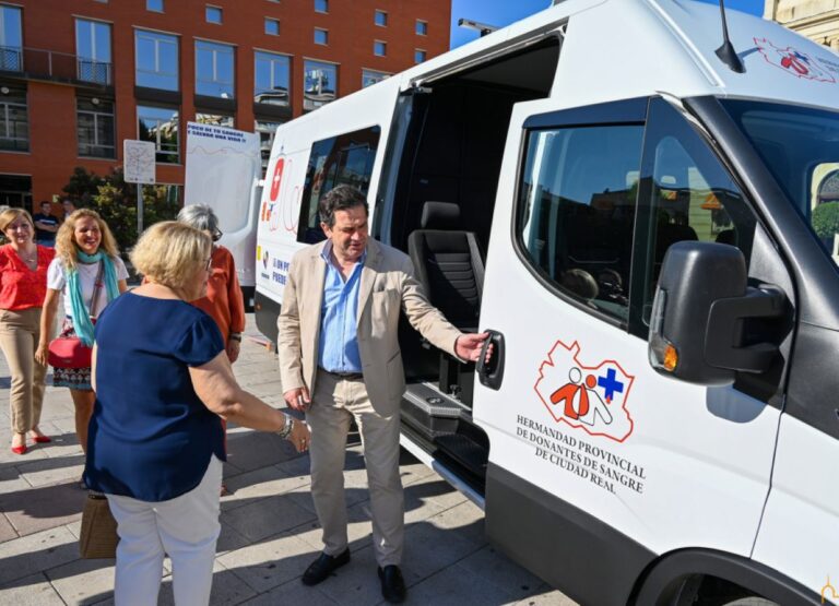 La Diputación de Ciudad Real dona un vehículo a la Hermandad de Donantes de Sangre