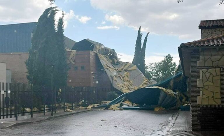 Una tormenta arranca la cubierta del polideportivo de Castellar de Santiago
