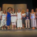 Sonia González hace entrega del Premio Patio de Comedias a la actriz Pepa Pedroche