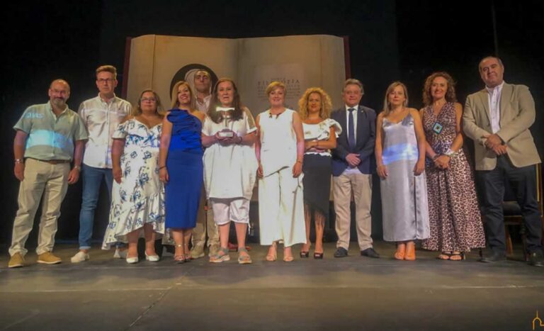 Sonia González hace entrega del Premio Patio de Comedias a la actriz Pepa Pedroche