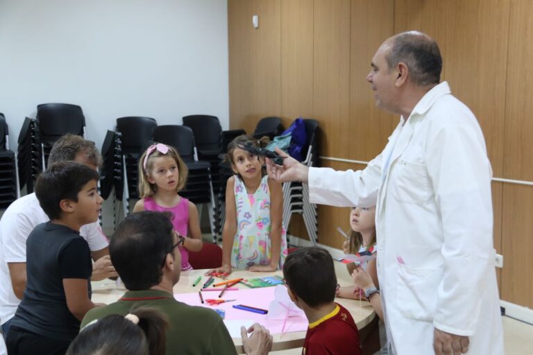 La Biblioteca de Manzanares ofrece un taller para que los niños descubran curiosidades sobre los bichos