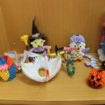 Ángela Fernández-Arroyo inicia a niñas y niños en el mundo de la papiroflexia en Manzanares