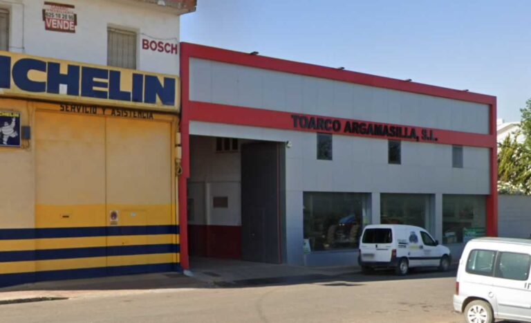 El incendio en un taller mecánico de Argamasilla de Alba afecta a 13 vehículos