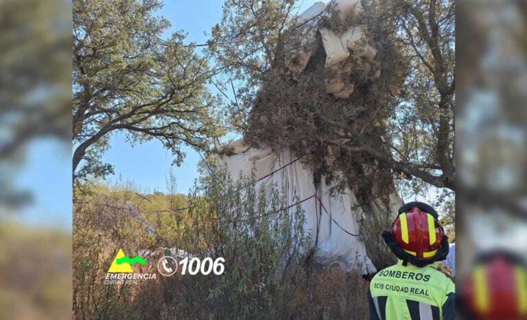Un globo aerostático queda atrapado entre árboles en un pueblo de Ciudad Real