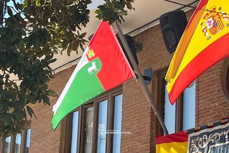 La nueva bandera de Bolaños de Calatrava ondea ya en el balcón principal del ayuntamiento