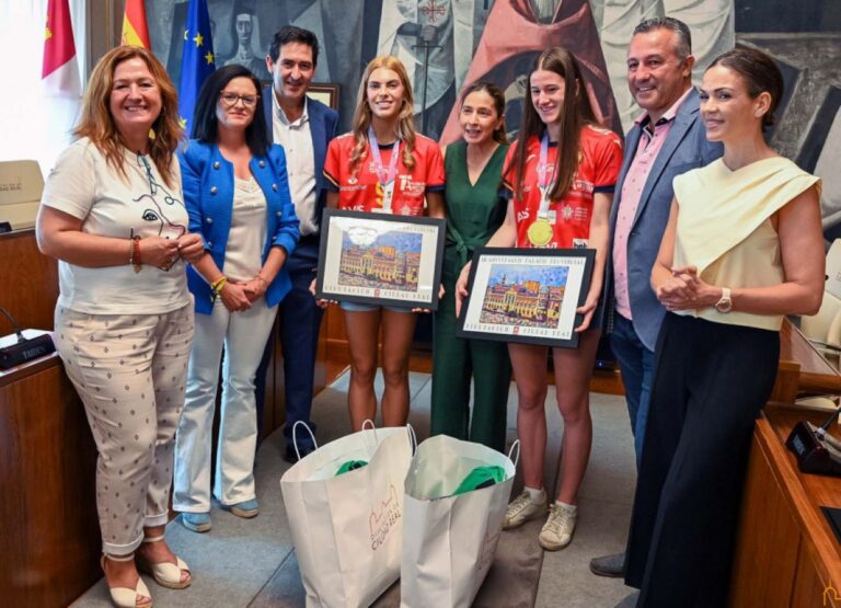 Celia García y Nayra Solís, campeonas del mundo con la selección española juvenil de balonmano, visitan la Diputación de Ciudad Real