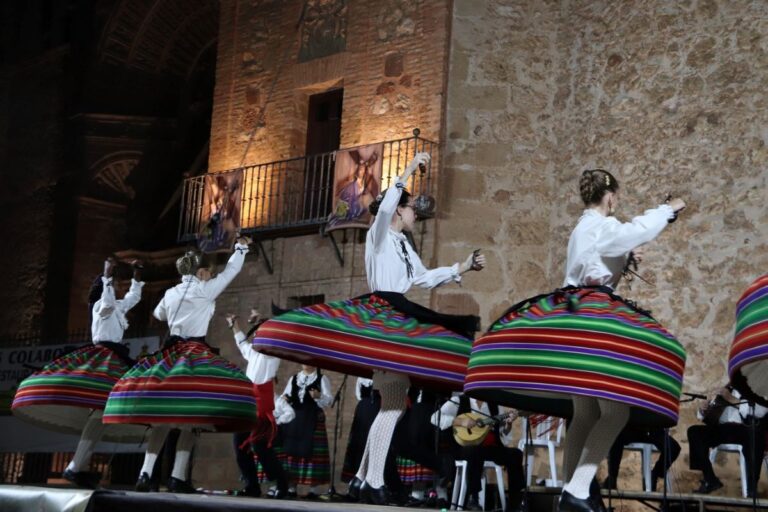 Folklore murciano y manchego conquistan la plaza de la Constitución de Manzanares