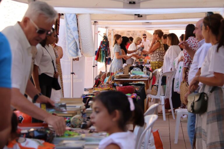 Un mercadillo solidario en Manzanares para visibilizar la cooperación internacional