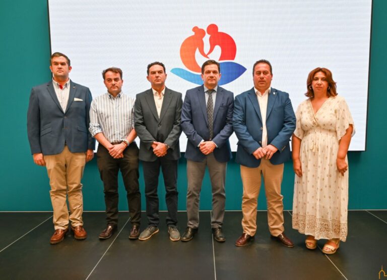 Valverde asegura que las plazas de más de 1.000 mayores atendidos en residencias municipales peligran si la Junta no equipara las ayudas a las concertadas