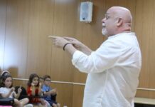 La sesión de narración oral ‘Mundo de papel’ de Aldo Méndez cierra el Biblioverano en Manzanares