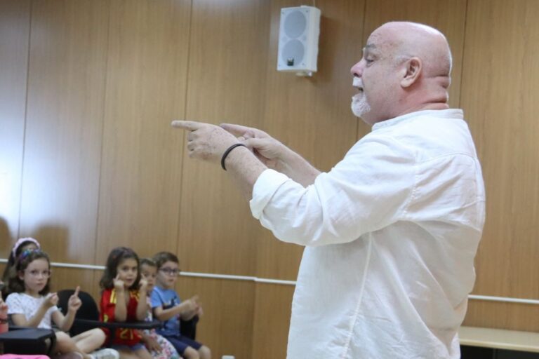 La sesión de narración oral ‘Mundo de papel’ de Aldo Méndez cierra el Biblioverano en Manzanares