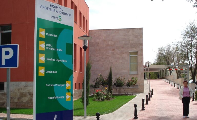 Trasladado al hospital un trabajador tras caer desde un tejado en La Solana