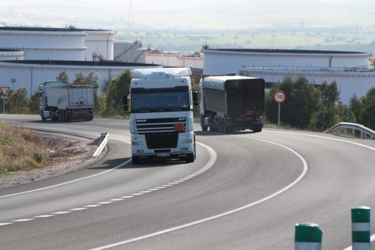 Muere el conductor de un camión tras salirse de la vía y volcar en la N-430 a su paso por Manzanares