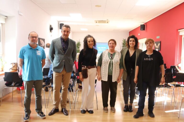 Las personas mayores de Manzanares aprenden a protegerse de amenazas cibernéticas gracias a la OMIC