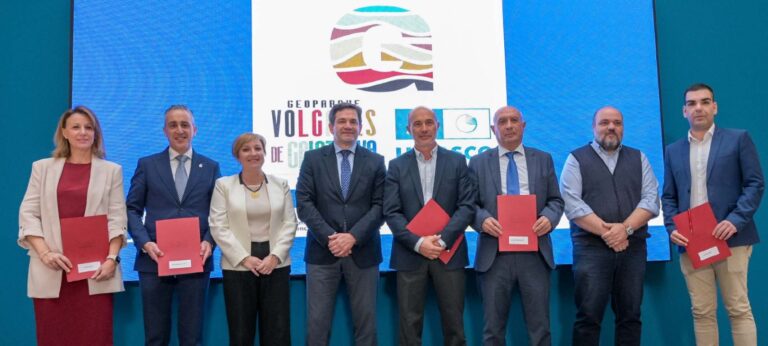 Valverde y seis alcaldes de la provincia firman los primeros convenios para  la dinamización económica y turística del Geoparque Volcanes de Calatrava