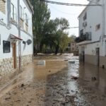 Una cisterna reparte agua en Mira, donde la riada dejó impracticable el centro de salud y dañado el puente