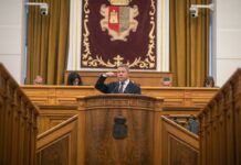 Page termina casi cuatro horas de discurso pidiendo ayuda «para defender la España constitucional»