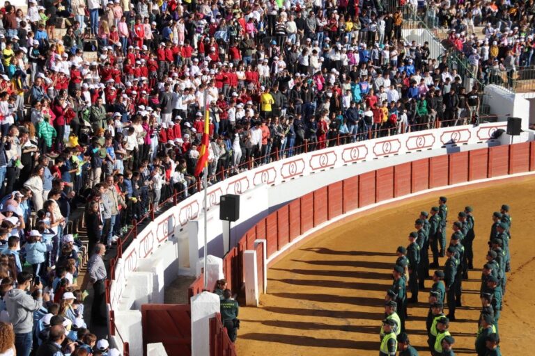 La Guardia Civil acerca su trabajo al alumnado de Manzanares en una jornada de exhibición