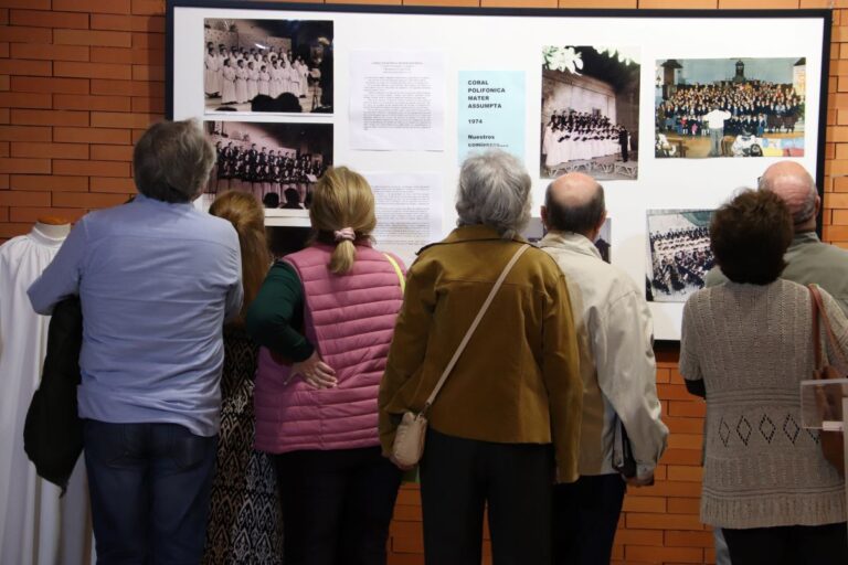 Fotos, recortes de prensa, carteles, programas y vestuario repasan en Manzanares los 50 años de ‘Mater Assumpta’