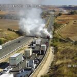 Corte en la A-3 tras el incendio en un camión que portaba vehículos en Cervera del Llano