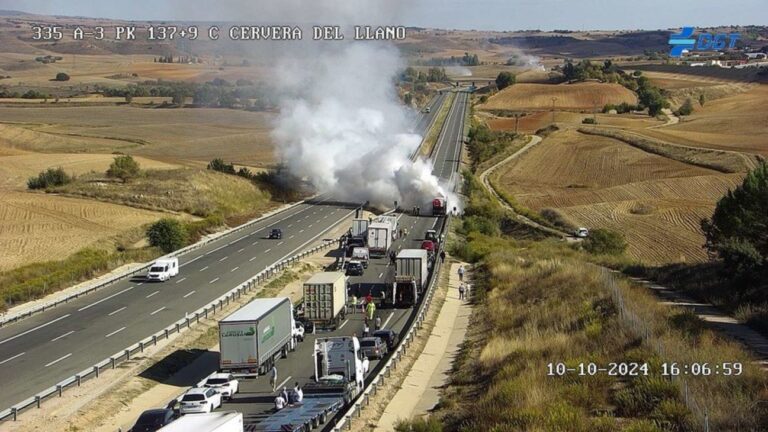 Corte en la A-3 tras el incendio en un camión que portaba vehículos en Cervera del Llano