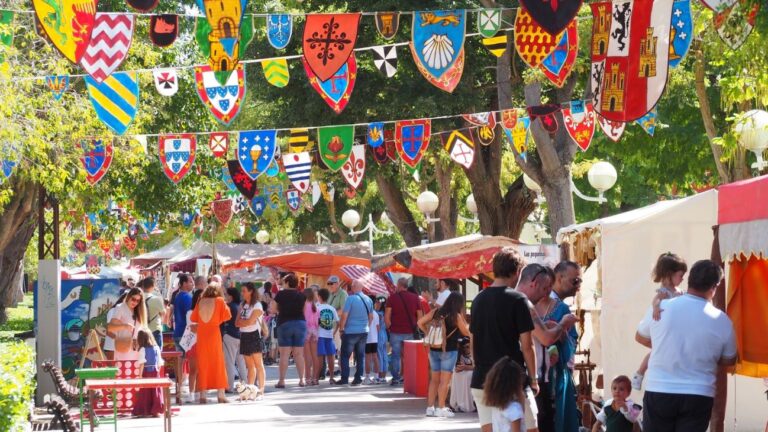 Talleres, pasacalles, espectáculos y más propuestas en los mercados calatravo y medieval en Manzanares