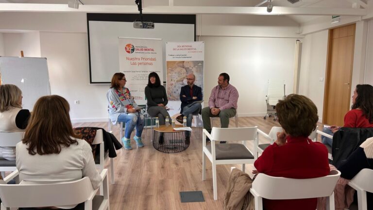El centro social ‘Casa Josito’ de Manzanares acogió una mesa redonda sobre trabajo y salud mental