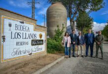 Miguel Ángel Valverde visita la bodega “Señorío de los Llanos” en Valdepeñas para seguir trabajando en el fortalecimiento y optimización de FENAVIN