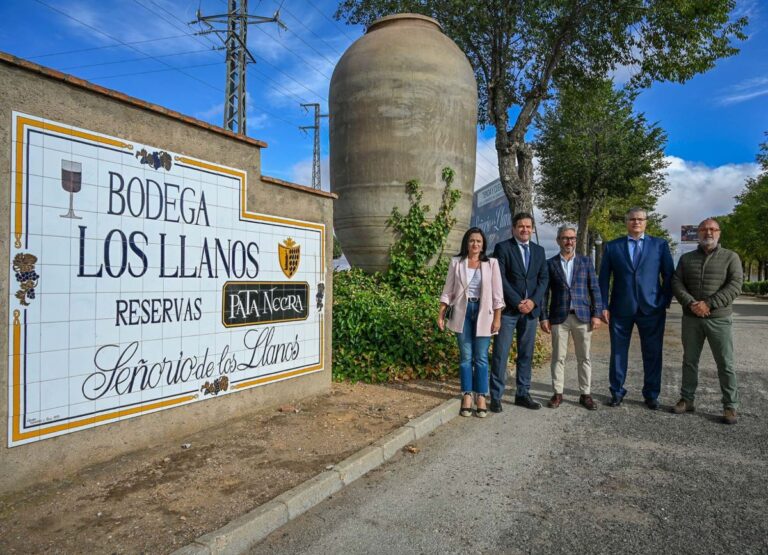 Miguel Ángel Valverde visita la bodega “Señorío de los Llanos” en Valdepeñas para seguir trabajando en el fortalecimiento y optimización de FENAVIN